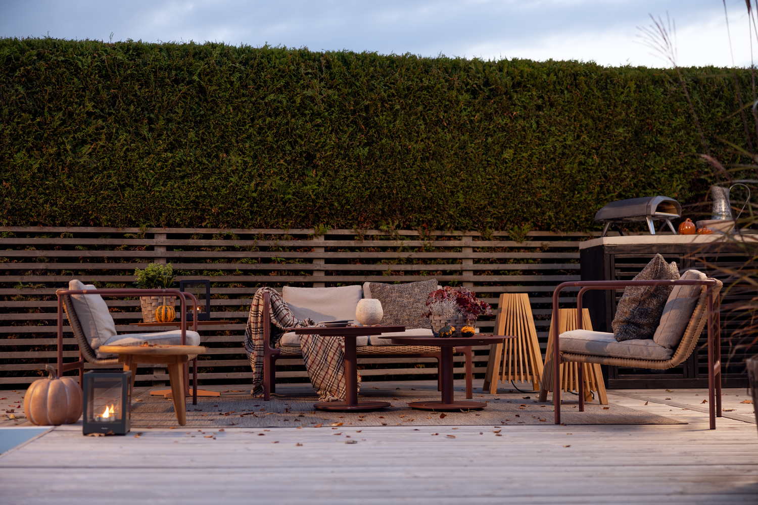 Peace table salon Zin Red